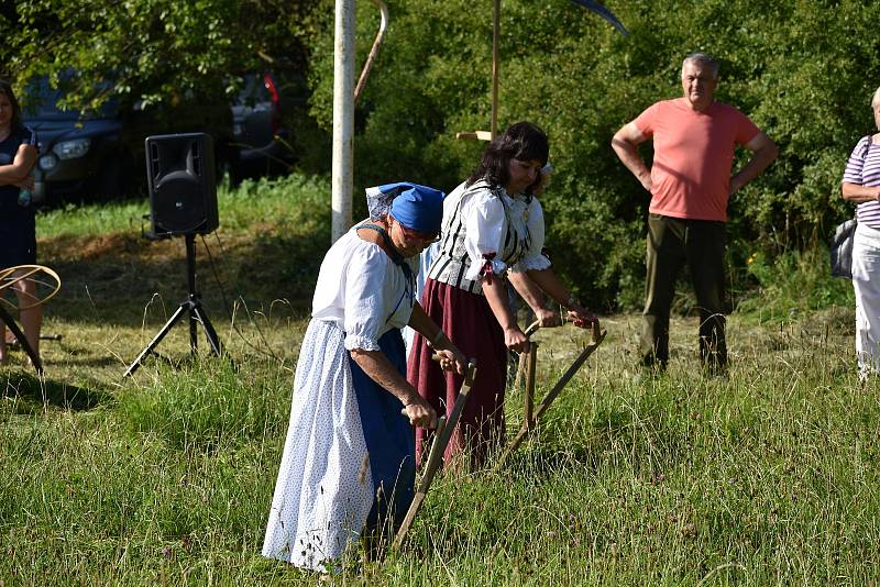 Kloboučské bratrstvo pořádalo už po dvanácté sečení otav. Soutěžilo jedenáct mužů, pět žen a dva junioři.