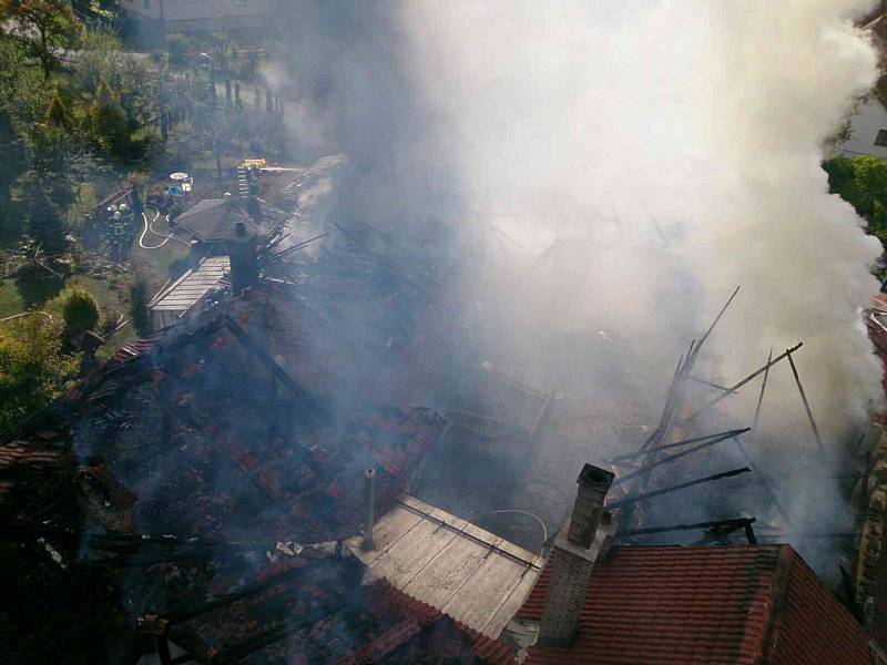 Hasiči zasahují u rozsáhlého požáru rodinného domu v Černovicích na Blanensku