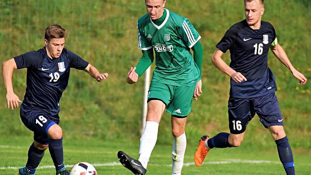 Nádech derby měl zápas 7. kola Moravskoslezské fotbalové divize D. Domácí FK Blansko (v modrém) v něm porazilo brněnskou Dostu Bystrc-Kníničky 3:1.