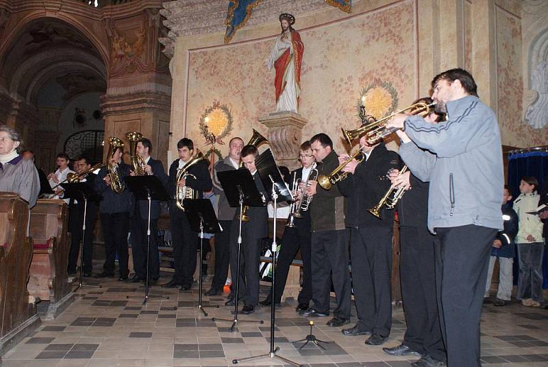 První z jedenácti poutí, které se každoročně konají ve Křtinách, už tradičně patří hasičům. Ti tam vždy na přelomu dubna a května slaví svátek svatého Floriána, patrona hasičů. 