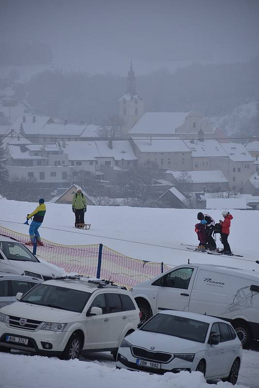 Svah v Olešnici vzali v sobotu první lyžaři útokem. V Hodoníně finišují s úpravou sjezdovky.