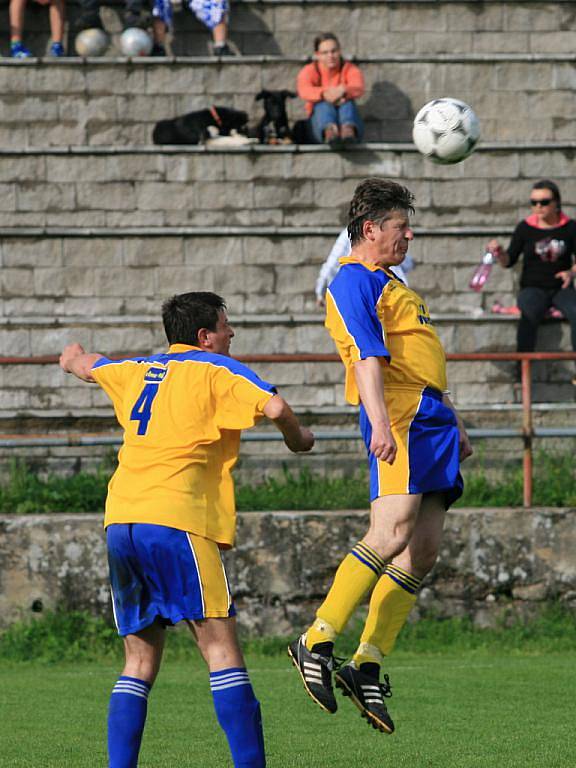 Fotbalisté Adamova (v červenomodrém) přehráli ve čtvrté třídě doma Voděrady 4:1. Na vedoucí tým soutěže Bořitov B ztrácí Adamov čtyři body.