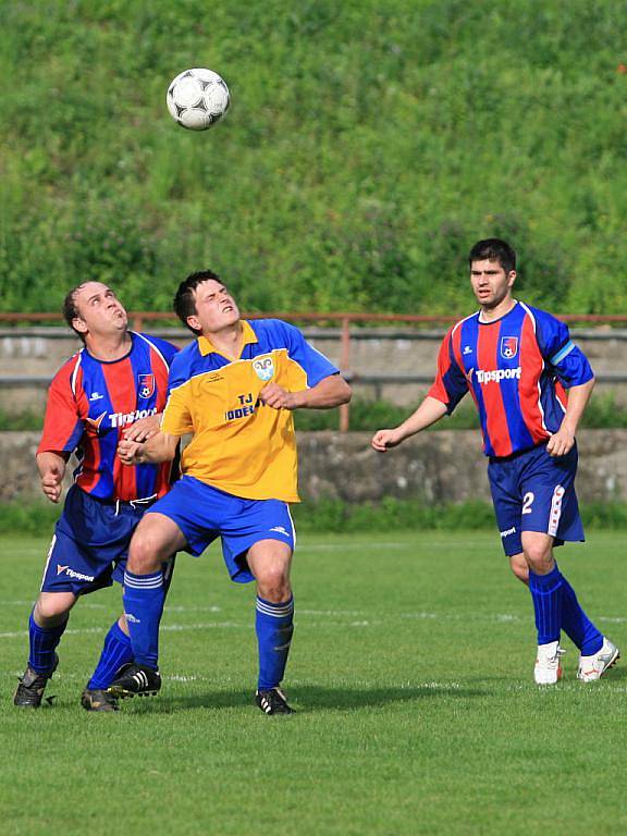 Fotbalisté Adamova (v červenomodrém) přehráli ve čtvrté třídě doma Voděrady 4:1. Na vedoucí tým soutěže Bořitov B ztrácí Adamov čtyři body.