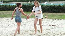 Prázdninové sportovní turnaje v areálu boskovické Červené zahrady odstartovaly. Ve čtvrtek se tam odehrál ženský turnaj dvojic v plážovém volejbalu. 