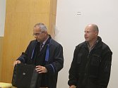 Obžalovaný Martin Charamza(vpravo) a jeho obhájce Petr Skalka u Okresního soudu v Blansku.