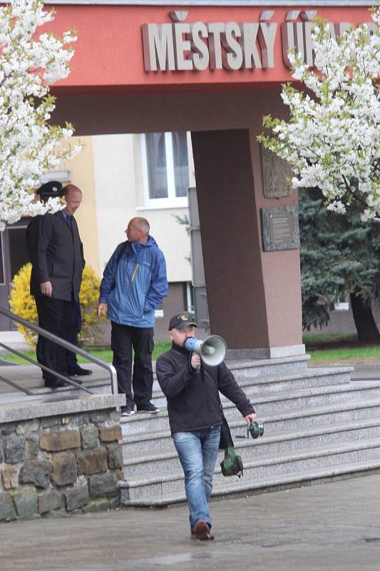 Hasiči zachránili blanenské úředníky z hořící budovy městského úřadu. Při taktickém cvičení.