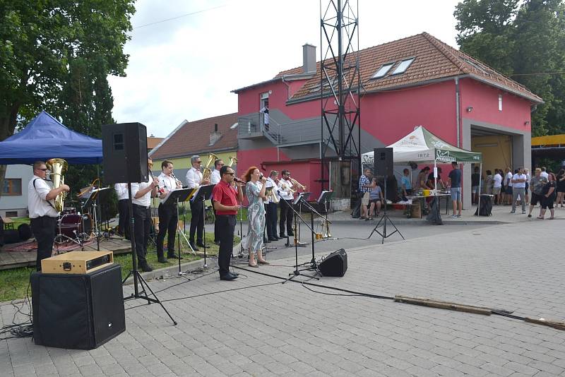 Kapela Bivojka na hodech v Ostrově u Macochy.