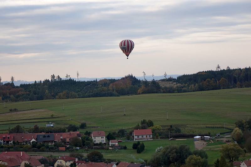 Ve vzduchu potkal motorový paraglidista Petr Buchta z Adamova horkovzdušný balon a vyfotografoval Macochu.