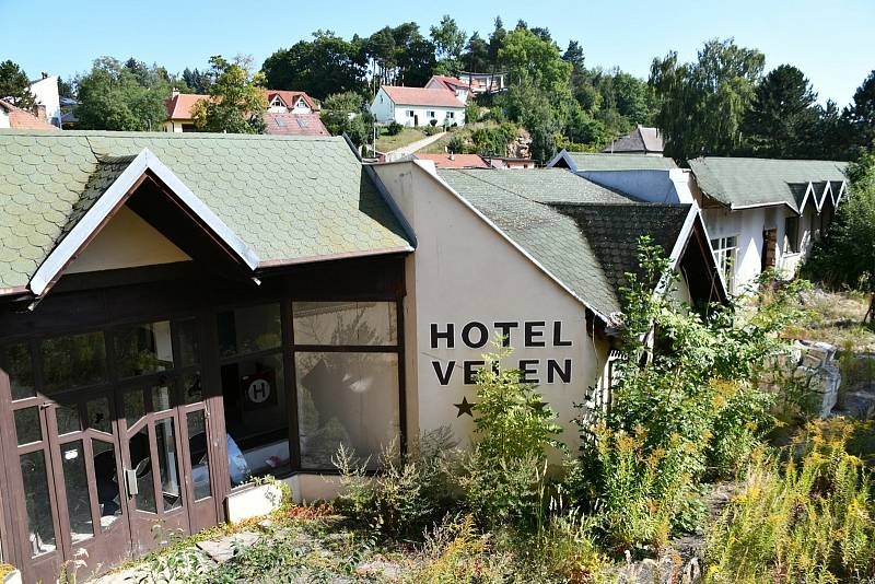 Zchátralý hotel Velen jde v Boskovicích k zemi. Po 44 letech.