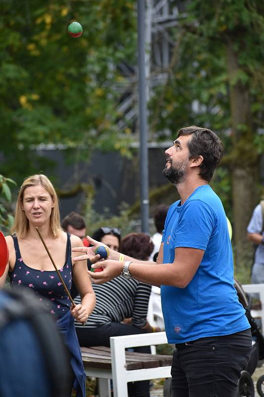 V sobotu a v neděli ovládly Boskovice tradiční Husí slavnosti. S pořadovým číslem osmnáct. Příchozí si pochutnali nejen na lahodných pečínkách. Na pódiu na Masarykově náměstí a také v letním kině pak pořadatelé připravili sérii koncertů. Vystoupil napříkl