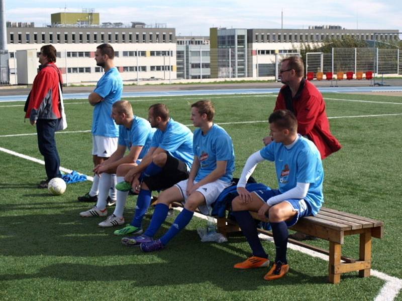 Fotbalisté Sokol BK Sadros Boskovice (v bleděmodrém) se probojovali mezi deset nejlepších týmů v malé kopané v republice.