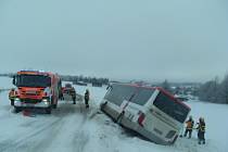 ,,Silnice jsou úzké, nehoda se stala při střetu autobusu s osobním autem, kterému se snažil řidič víc vyhnout . Silnice není, jak vidíte, pro řidiče dobře značena," říká paní Ženatová.