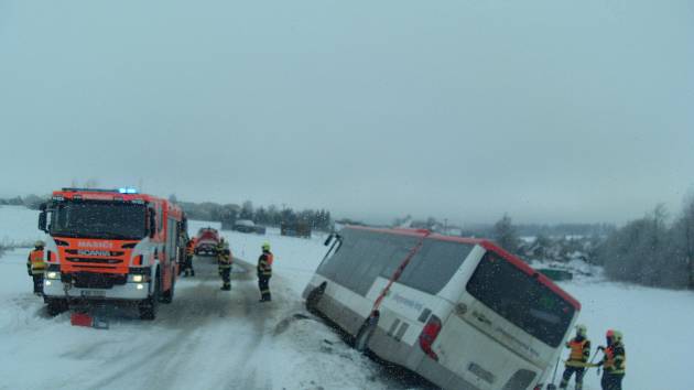 ,,Silnice jsou úzké, nehoda se stala při střetu autobusu s osobním autem, kterému se snažil řidič víc vyhnout . Silnice není, jak vidíte, pro řidiče dobře značena," říká paní Ženatová.