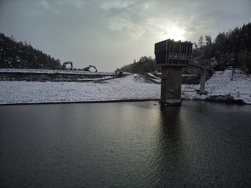 Rekonstrukce vodní nádrže na říčce Křetínce u Letovic je v plném proudu.