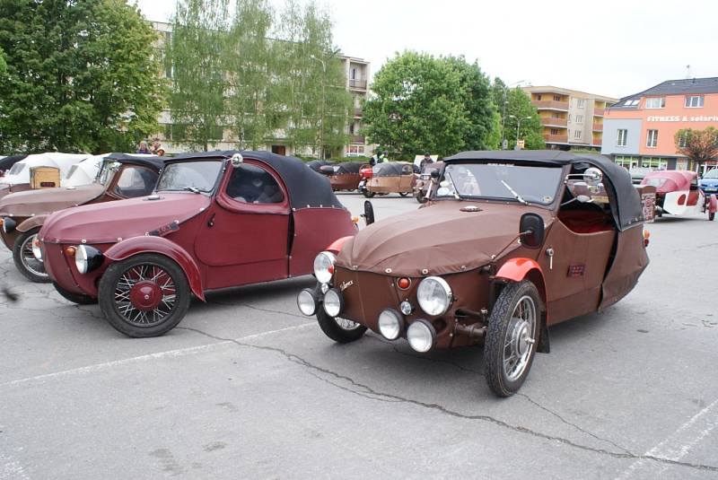 Pořadatelé tradiční akce Jarní sraz Velorexů v Boskovicích měli letos velký důvod slavit. Fanoušci aut s plátěnou karosérií se totiž na Blanensku setkali už poosmnácté.