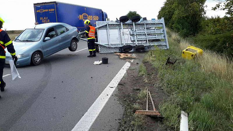 Osobní auto, které na přívěsu přepravovalo malotraktor, do cíle podle plánu nedorazilo. Vozík se totiž u Voděrad na Blanensku krátce před středečním polednem převrátil.