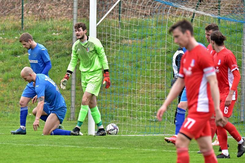 Blanenští fotbalisté (v červeném) remizovali na domácím hřišti s Otrokovicemi 1:1.