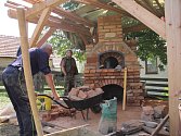 V Senetářově staví maďarští a slovenští odborníci venkovní pec na chleba. Do provozu ji uvedou ve čtvrtek.