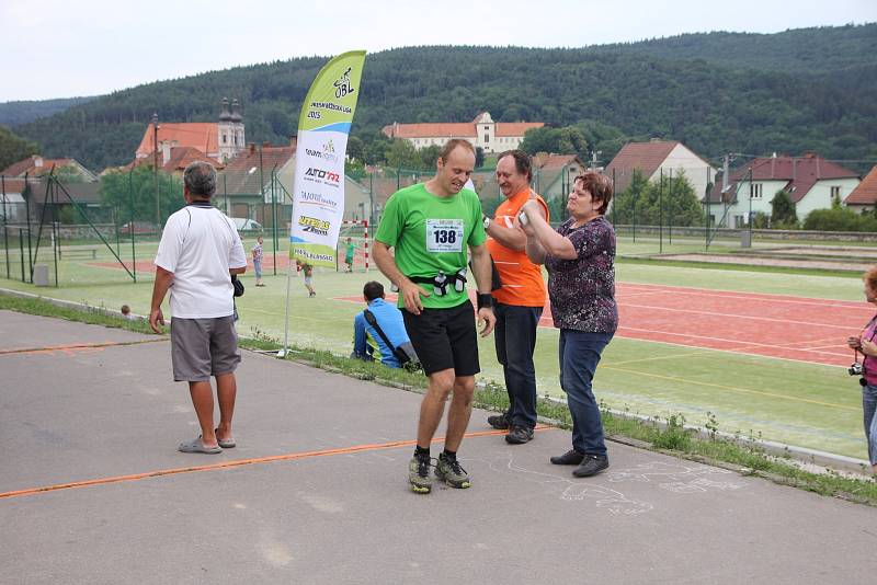 Běžci v cíli Blanenské etapy Moravského ultramaratonu v Lomnici u Tišnova.