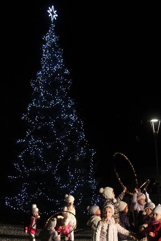 Adamovští rozsvítili vánoční strom. Večerní oblohu ozářil i ohňostroj.