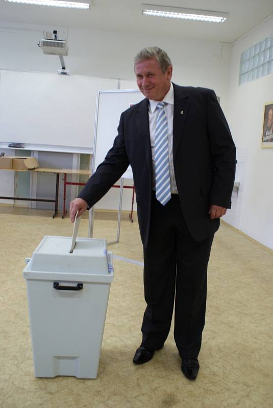 Mezi prvními voliči v Blansku byl starosta města Lubomír Toufar, šestka kandidátky ČSSD.