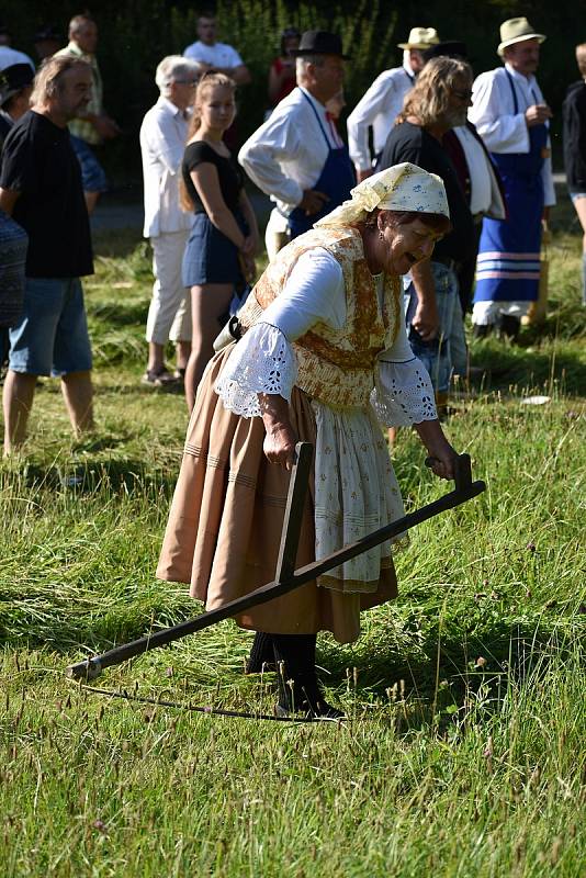 Kloboučské bratrstvo pořádalo už po dvanácté sečení otav. Soutěžilo jedenáct mužů, pět žen a dva junioři.