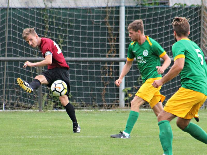 V předehrávaném utkání 14. kola krajského přeboru fotbalisté Sparty Brno (červené dresy) porazili Olympii Ráječko 3:0.