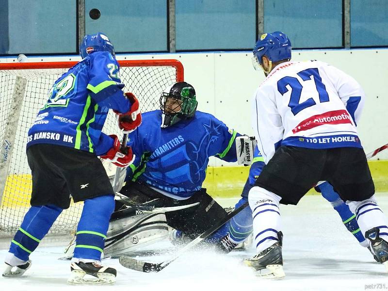 V prvním letošním kole krajské ligy prohráli hokejisté Dynamiters Blansko (v modrých dresech) s HHK Velké Meziříčí 1:6.