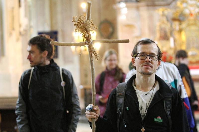 Poutníci vyrazili v neděli z Velehradu do Mikulova. Římskou cestou. V pondělí šli úsek Křtiny - Brno.