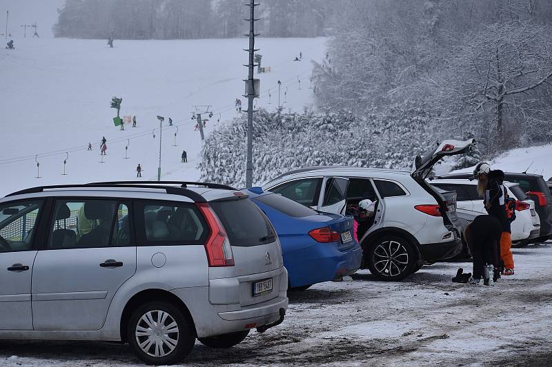 Svah v Olešnici vzali v sobotu první lyžaři útokem. V Hodoníně finišují s úpravou sjezdovky.