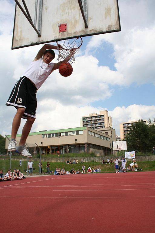 Street4Street. Na Blanensku není většího streetbalového turnaje. V neděli se na hřišti při základní škole Dvorská dočkal už svého sedmnáctého pokračování.