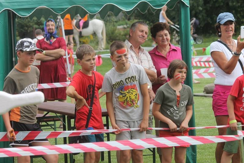 Vážanští pořádali v sobotu recesistický závod O Vážansky kolečka. S řadou nástrah a úkolů. Do závodu nastoupilo dvacet soutěžních dvojic.