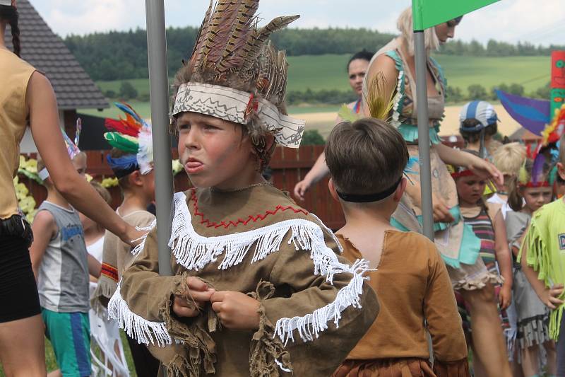 Děti z mateřské školy v Drnovicích si přichystaly pro své rodiče představení v indiánském duchu. Zástupci školky a obce pak děti posledního ročníku slavnostně pasovali na školáky.