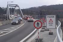 Řidiči, kteří v Blansku projíždějí z průtahu přes silniční most nad železnicí a opačným směrem, musejí v následujících týdnech počítat se zdržením. Dělníci tam totiž tento týden začali montovat osvětlení mostu a dopravu řídí semafory.