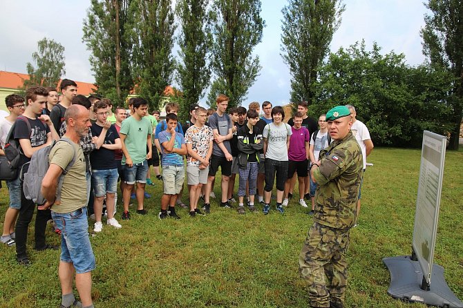 Studenti se o vojenskou techniku aktivně zajímali.