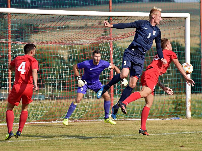 Ve čtvrtém kole D skupiny Moravskoslezské divize vyhráli fotbalisté FK Blansko (modré dresy) ve S