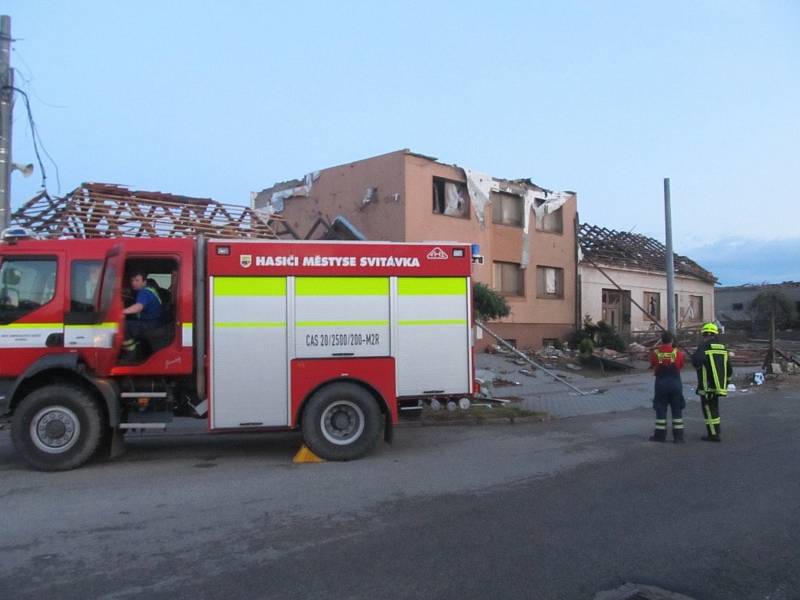 Ničivé tornádo bralo lidem střechu nad hlavou. Sbor dobrovolných hasičů ze Svitávky pomáhal ze všech sil.