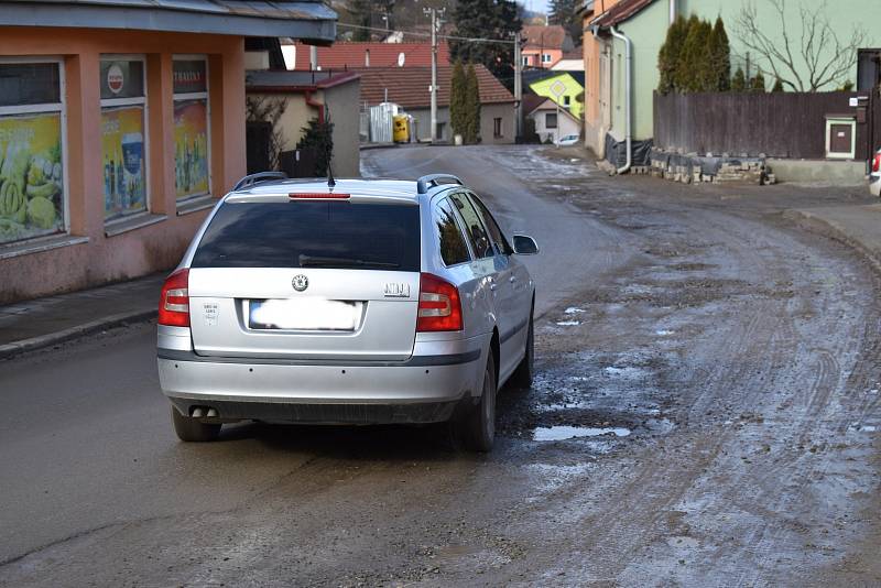 Olomučany jsou kvůli stavbě nové kanalizace a opravě vodovodu už tři čtvrtě roku rozkopané. Místním kvůli špíně a neukázněným řidičům dochází trpělivost.