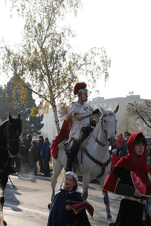 Svatý Martin na bílém koni, patron Blanska, v sobotu projel se svoji družinou městem.