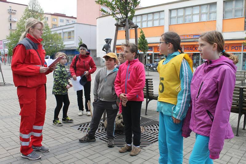 Okresního kola soutěže mladých zdravotníků se v Blansku zúčastnilo šest družstev starších žáků a čtyři mladších žáků.