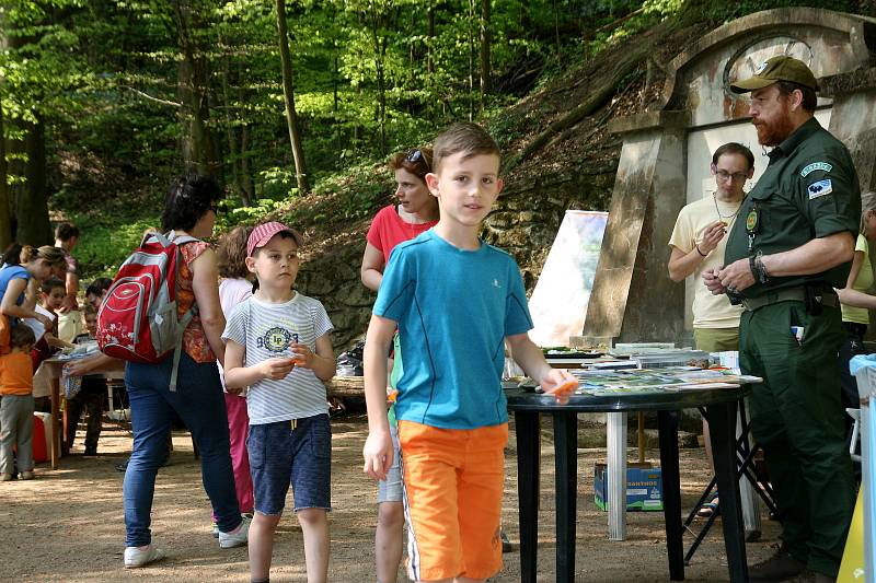 Spolek Okras připravil u adamovské studánky Ptačí svatyně ke Dni Země zajímavou akci pro děti i dospělé s podtitulem Dotkněte se lesa.