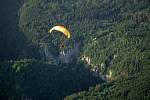 Motorový paraglidista Petr Buchta z Adamova se opět vydal na další vzdušnou pouť. Tentokrát se prolétl nad oblíbenými místy poblíž Kotvrdovic.