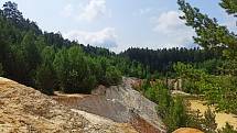 Částečně zatopený lom Seč v lese na okraji Rudice  je léta oblíbeným cílem turistů.