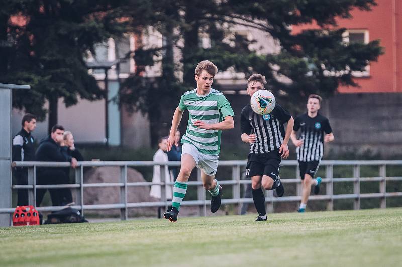 Fotbalisté Rájce-Jestřebí (zelenobílé dresy) v přípravě porazili Kunštát 6:3.