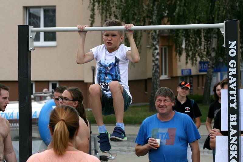 V Blansku dělali shyby na hrazdách. A pomohli postiženým dětem.