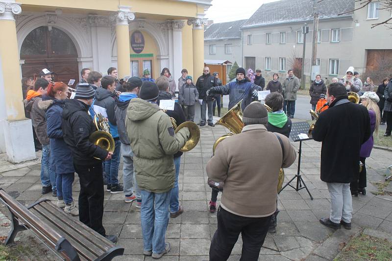 Muzikanti z dechového orchestru Malá Haná v neděli hráli například ve Vanovicích nebo ve Světlé.