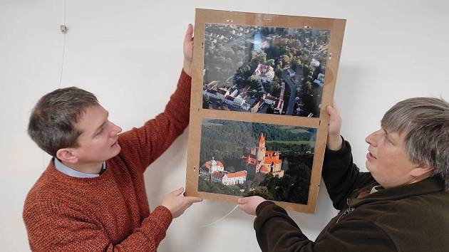 Adamovský farář Pavel Lazárek (na snímku vlevo) a jeho parťák Petr Buchta pořádají letos už druhou výstavu fotografií. Na snímcích zachycují krajinu z ptačí perspektivy. Jejich aktuální výstava se jmenuje Barvy z nebe.