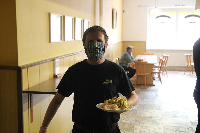 V blanenských restauracích přivítali po uvolnění bezpečnostních opatření kvůli epidemii koronaviru v pondělí první hosty.