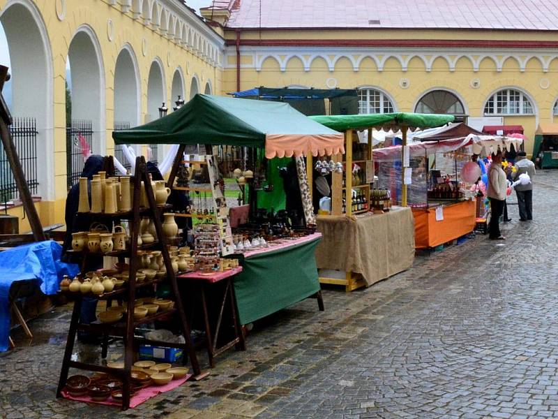 Od sobotního rána probíhal na letovickém zámku Historický jarmark. 