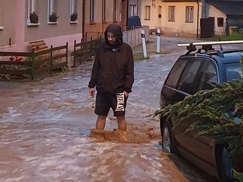 Strach mají lidé z Velké Roudky na Blanensku, kde v pondělí ráno po dvou týdnech znovu udeřila po přívalovém lijáku blesková povodeň. Ta byla menší než blesková povodeň 13. června, přesto voda z polí opět zaplavila sklepy, dvory a zahrady.